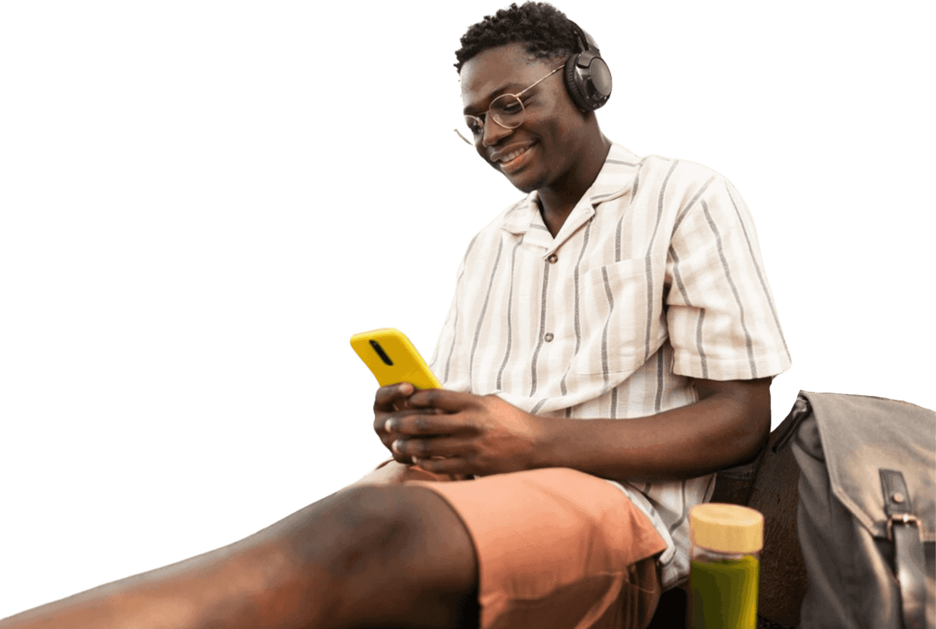Personne avec écouteurs regardant son téléphone